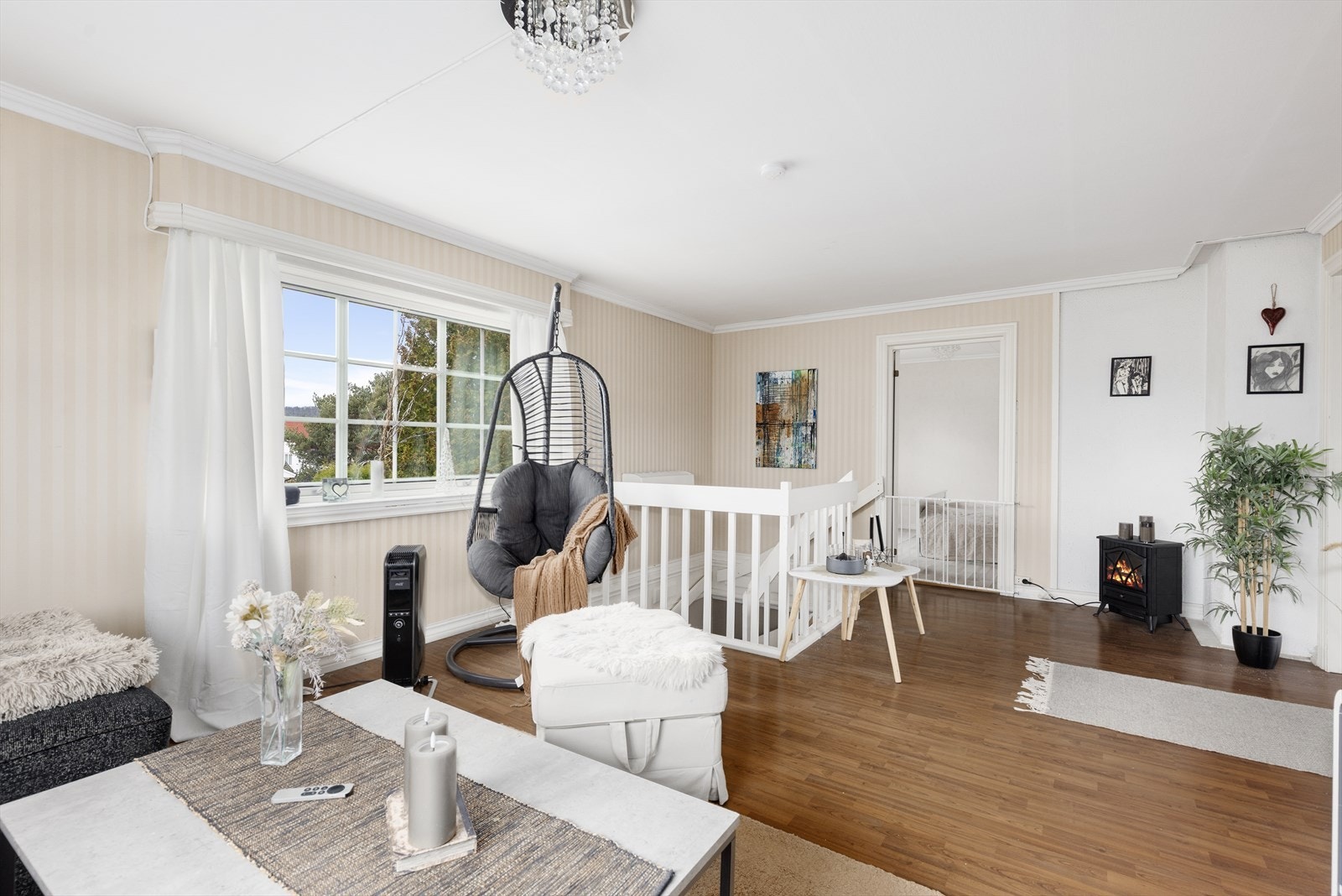 Pen todelt stue og plass for sofa og mediemøblement. Galleribilde