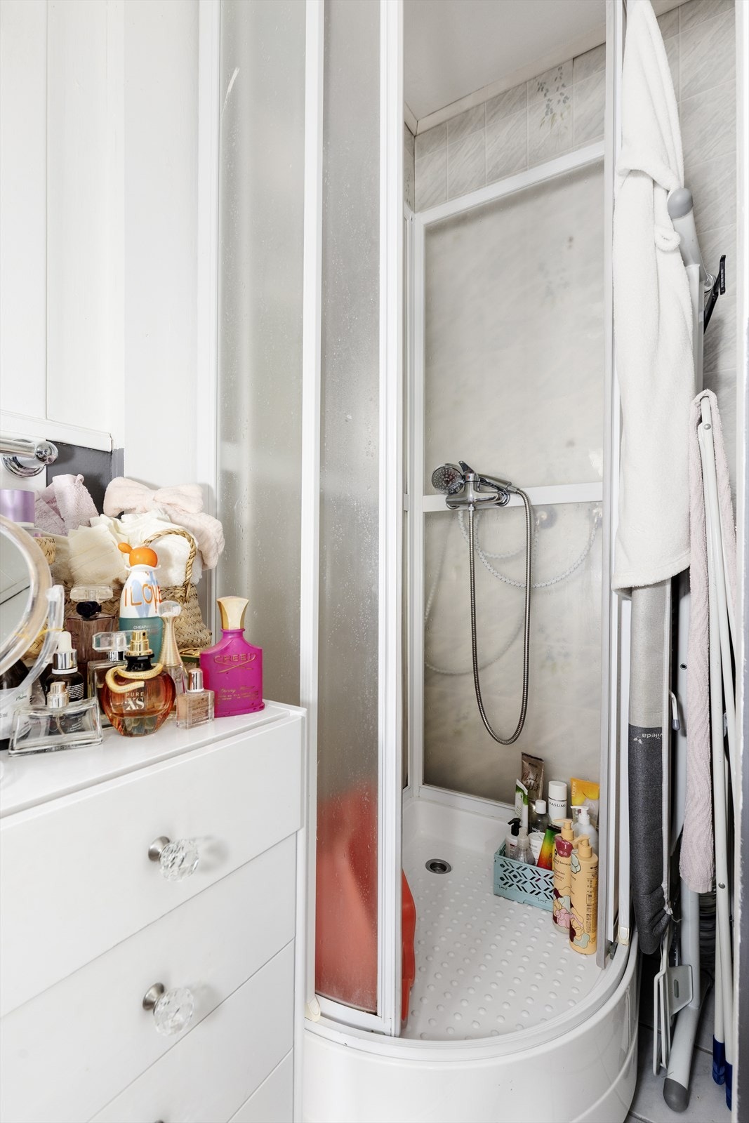 Rommet har belegg på gulv, fliser/malt strietapet/våtromstapet på vegger og takess/malt strie i tak. Galleribilde