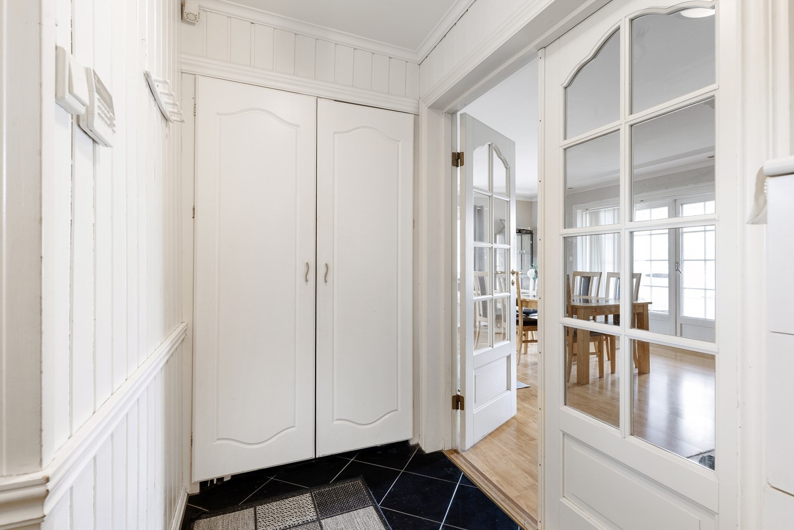 I entre er det plass for sko og yttertøy i garderobeskap. Galleribilde