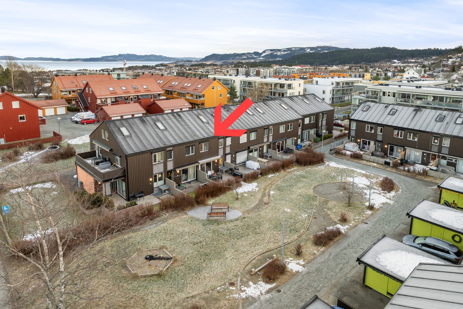 Rekkehuset ligger som nr. 3 fra venstre Galleribilde