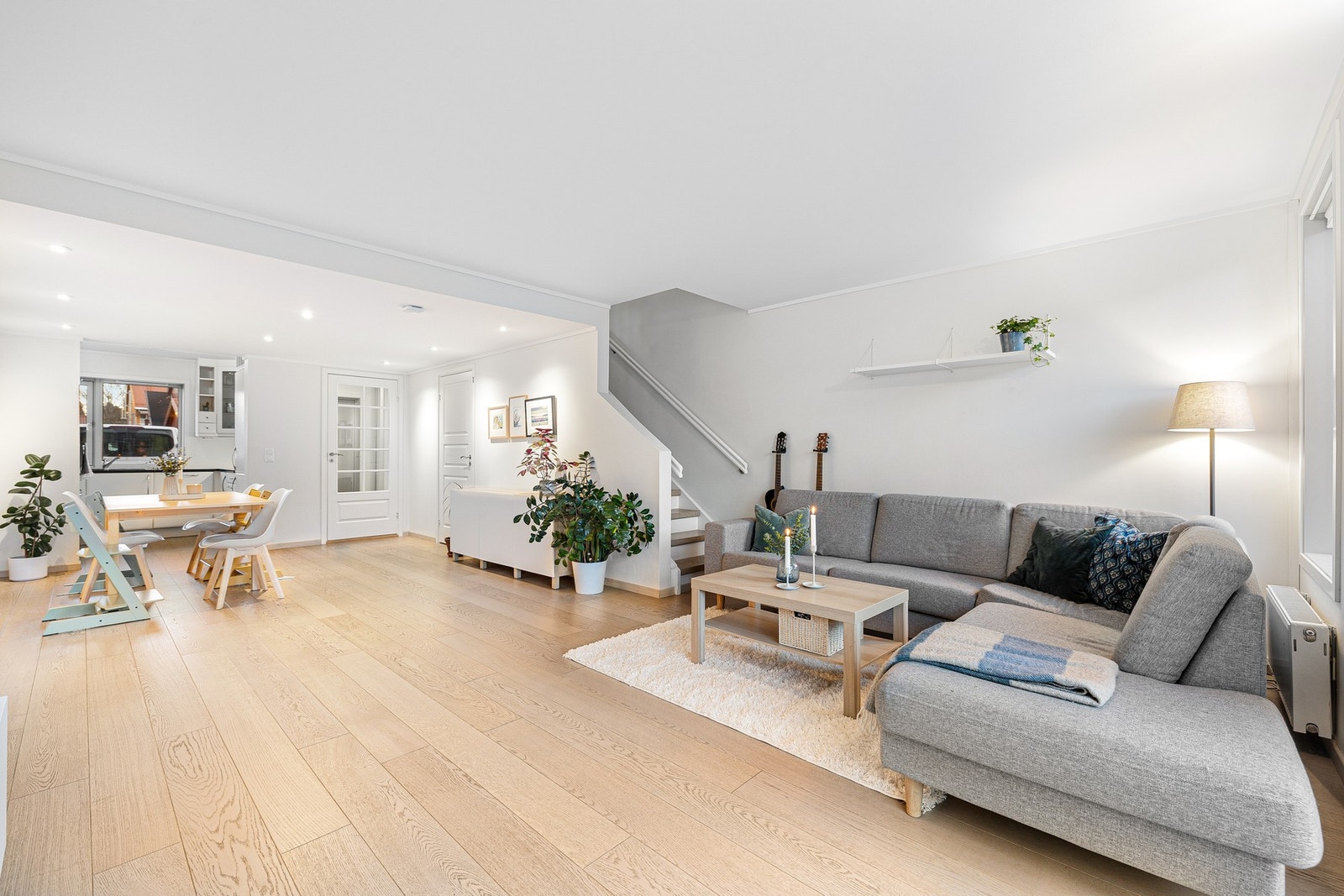 Stuas størrelse gjør det enkelt å møblere med sofasone og spisesone Galleribilde