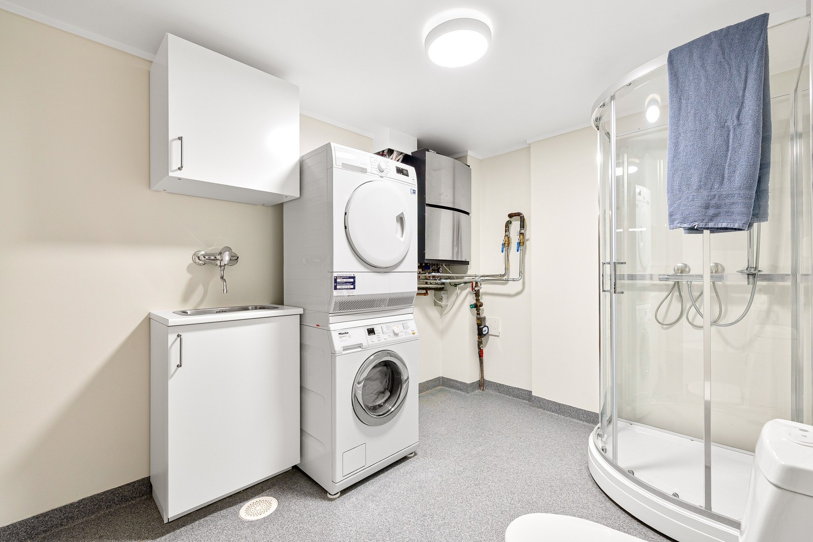 Bad/vaskerom i kjeller på 6,6 m². Det er også en bod på 7,1 m² vegg i vegg Galleribilde