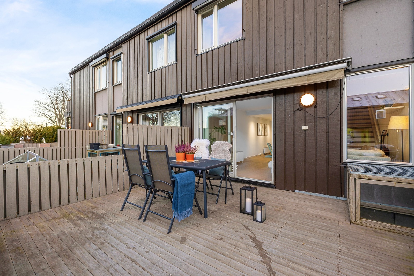 Rekkehuset har en fin beliggenhet i feltet med sørvendt uteplass rett ut mot felles bakhage Galleribilde