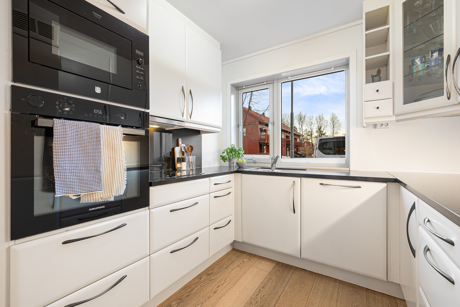 Av integrerte hvitevarer er det platetopp (2025), stekeovn (2024), oppvaskmaskin, mikrobølgeovn og kjøleskap Galleribilde