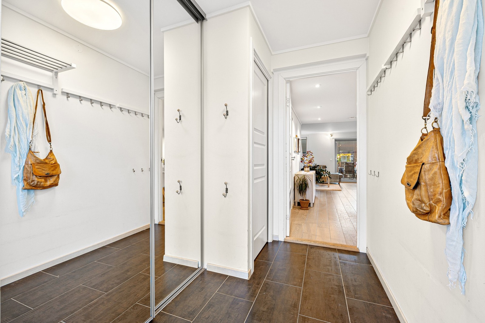 Flislagt entré på 2,6 m² med gulvvarme Galleribilde