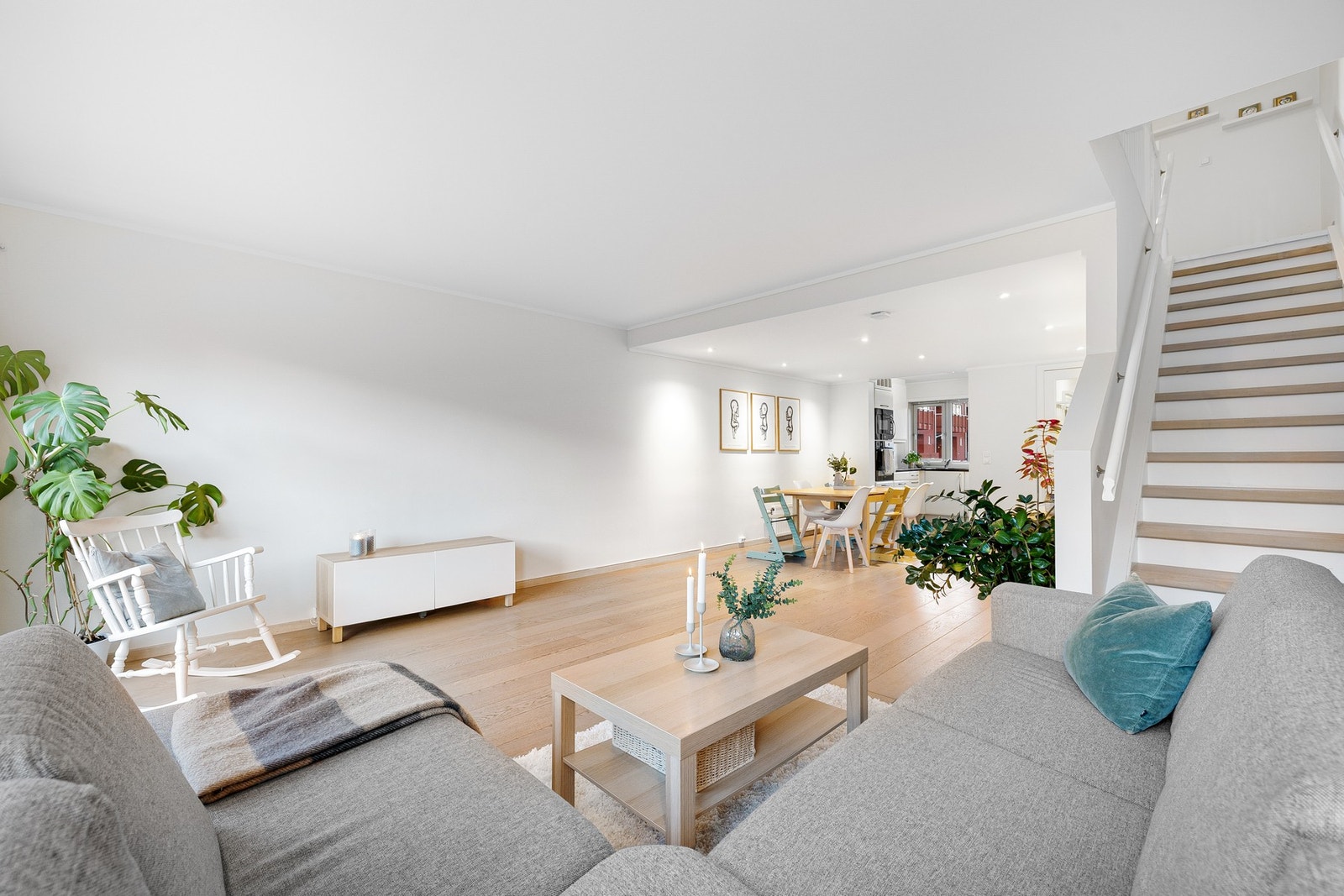 Gjennomgående lys i 1. etasje med vinduer på begge sider Galleribilde