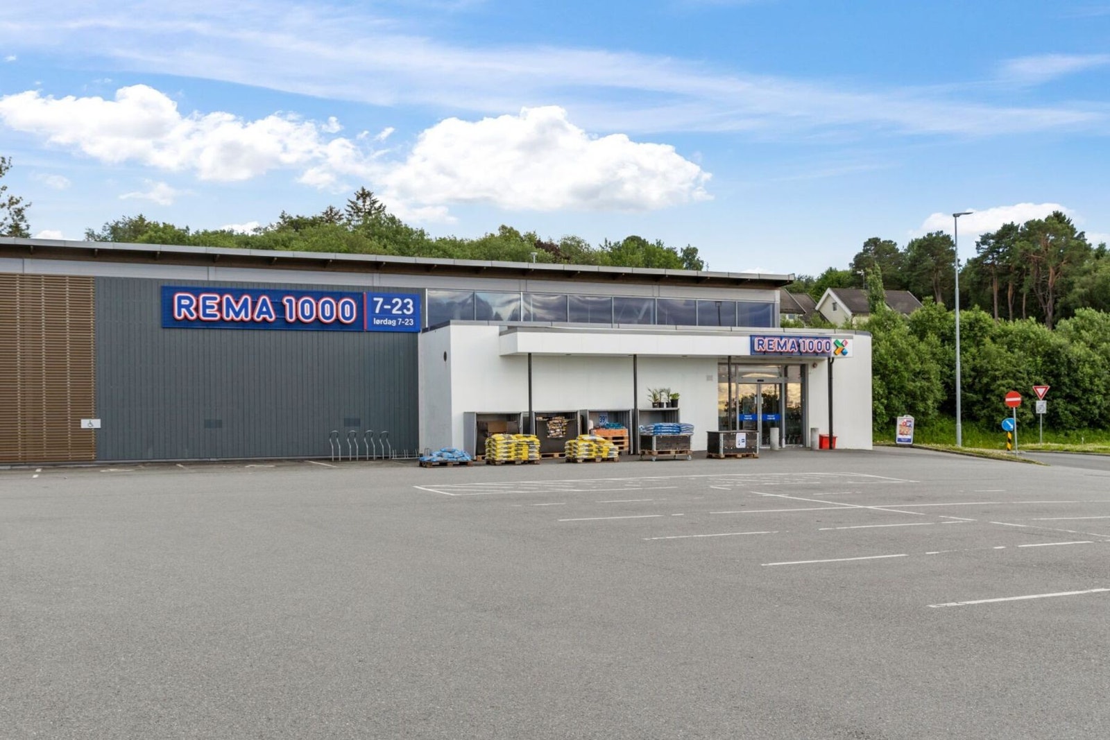 Rema 1000 Dragvoll er nærmeste dagligvarebutikk. Det er også KIWI og søndagsåpen Bunnpris like ved Galleribilde