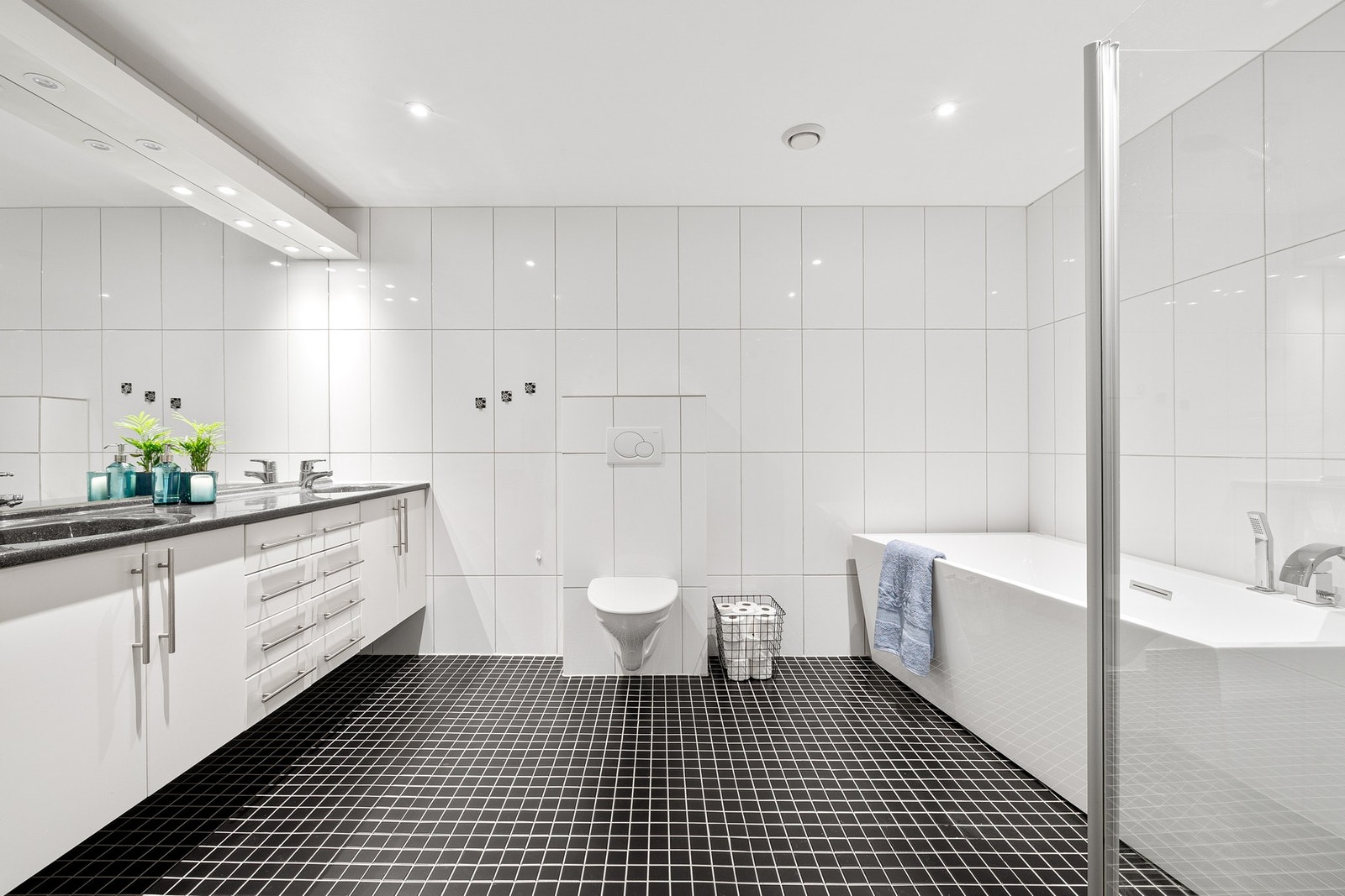 Her er det både dusj, badekar og stort servantskap Galleribilde