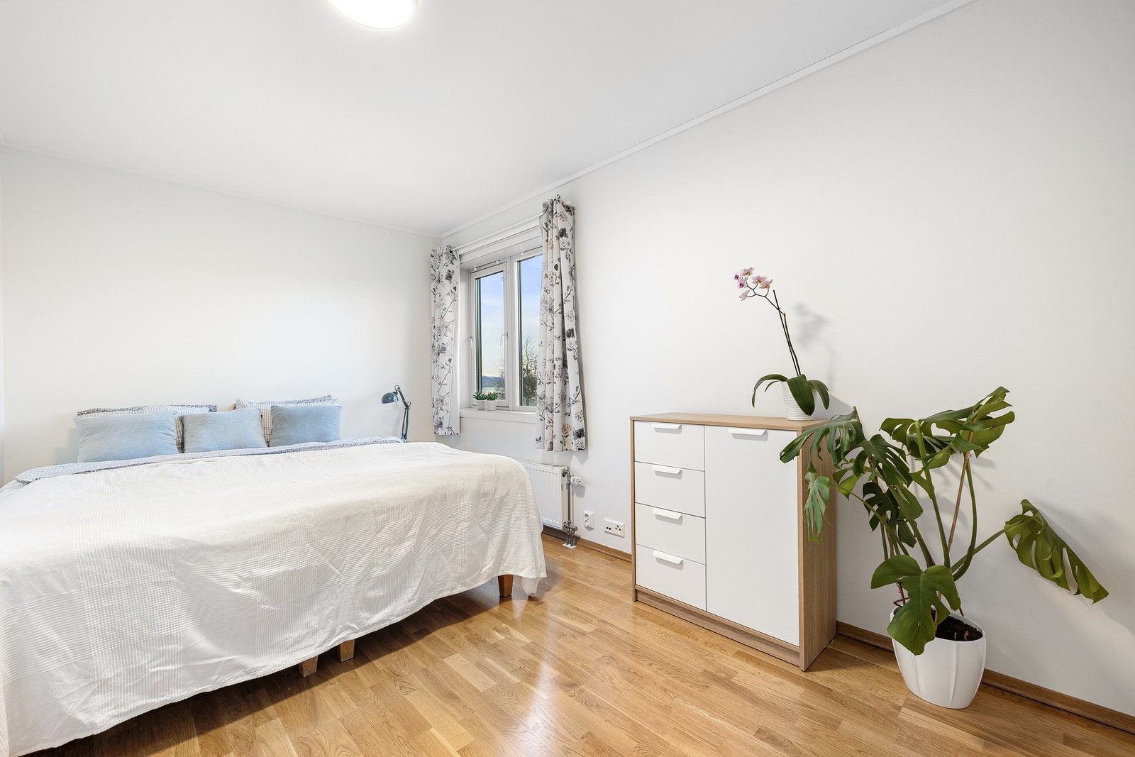 Plass til stor seng med tilhørende møblement Galleribilde