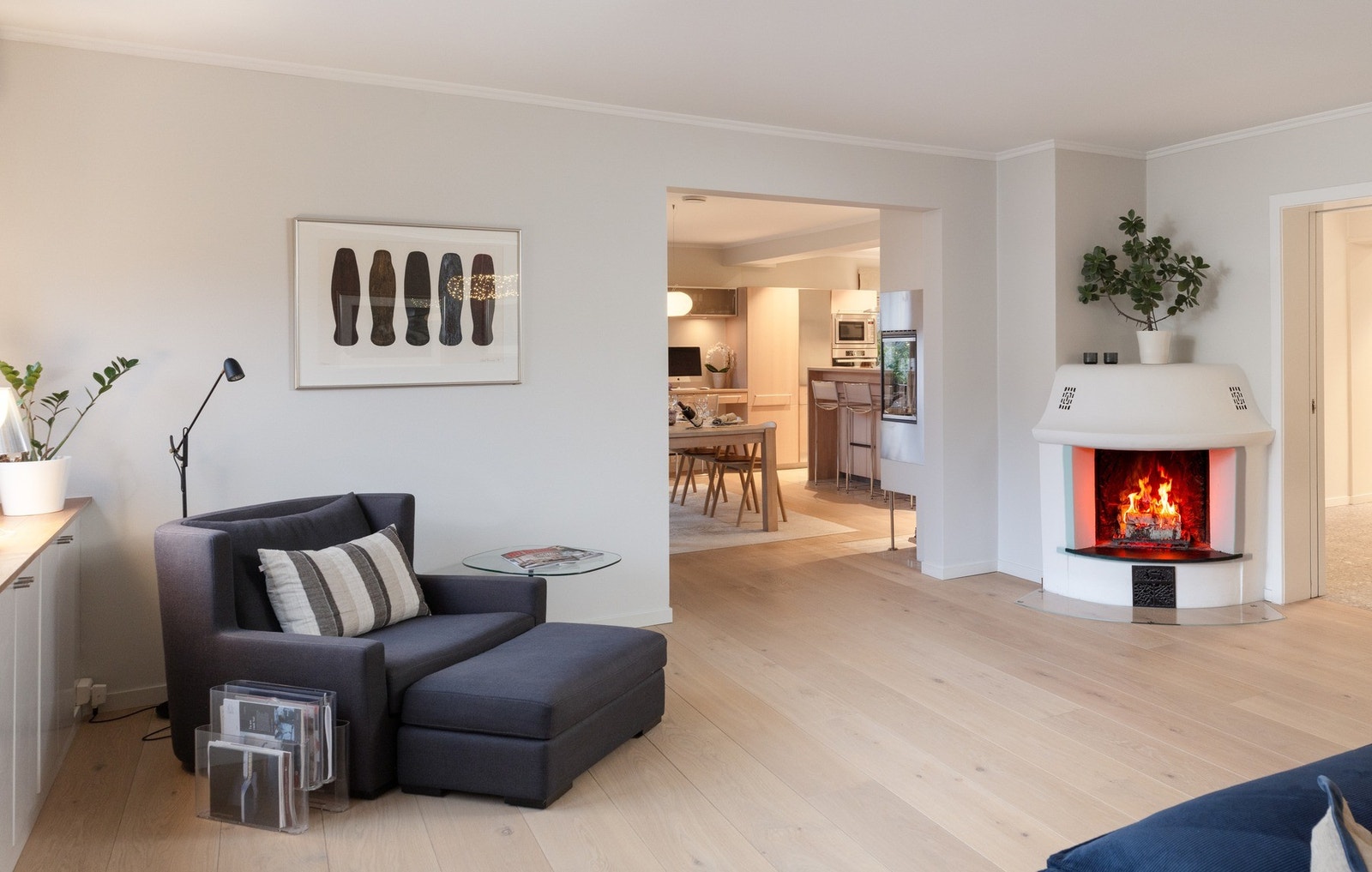 Åpen hjørnepeis i stuen for hygge og varme på de kalde dagene Galleribilde