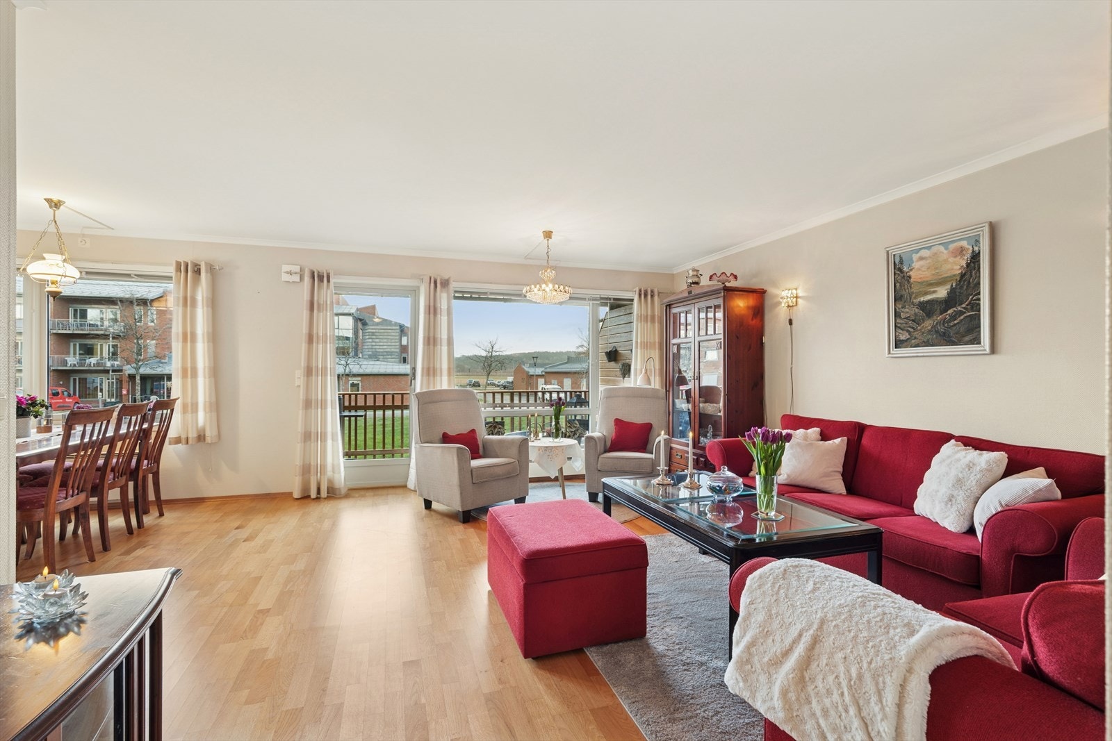 Boligen har en lys og romslig stue med god plass til møblering i flere soner. Galleribilde