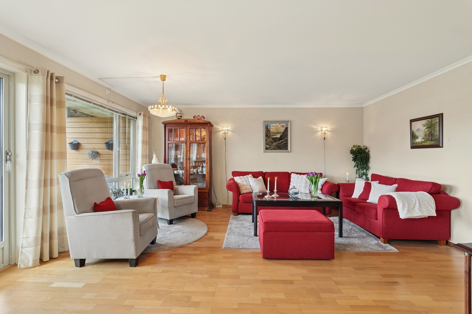 Stuens størrelse gjør den enkel å innrede i flere soner. Galleribilde