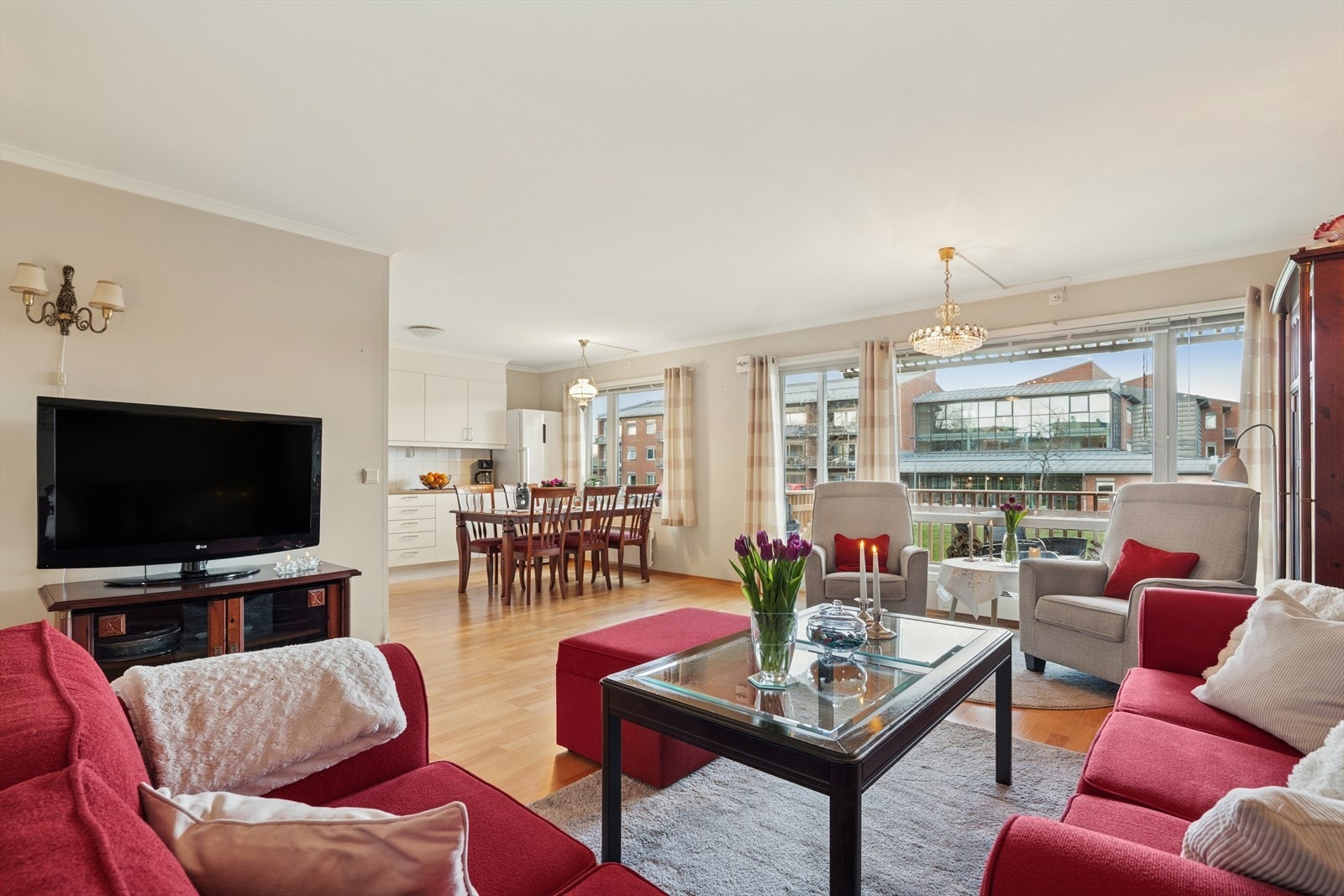 Stuen og kjøkkenet er samlet i en åpen og sosial sone. Galleribilde