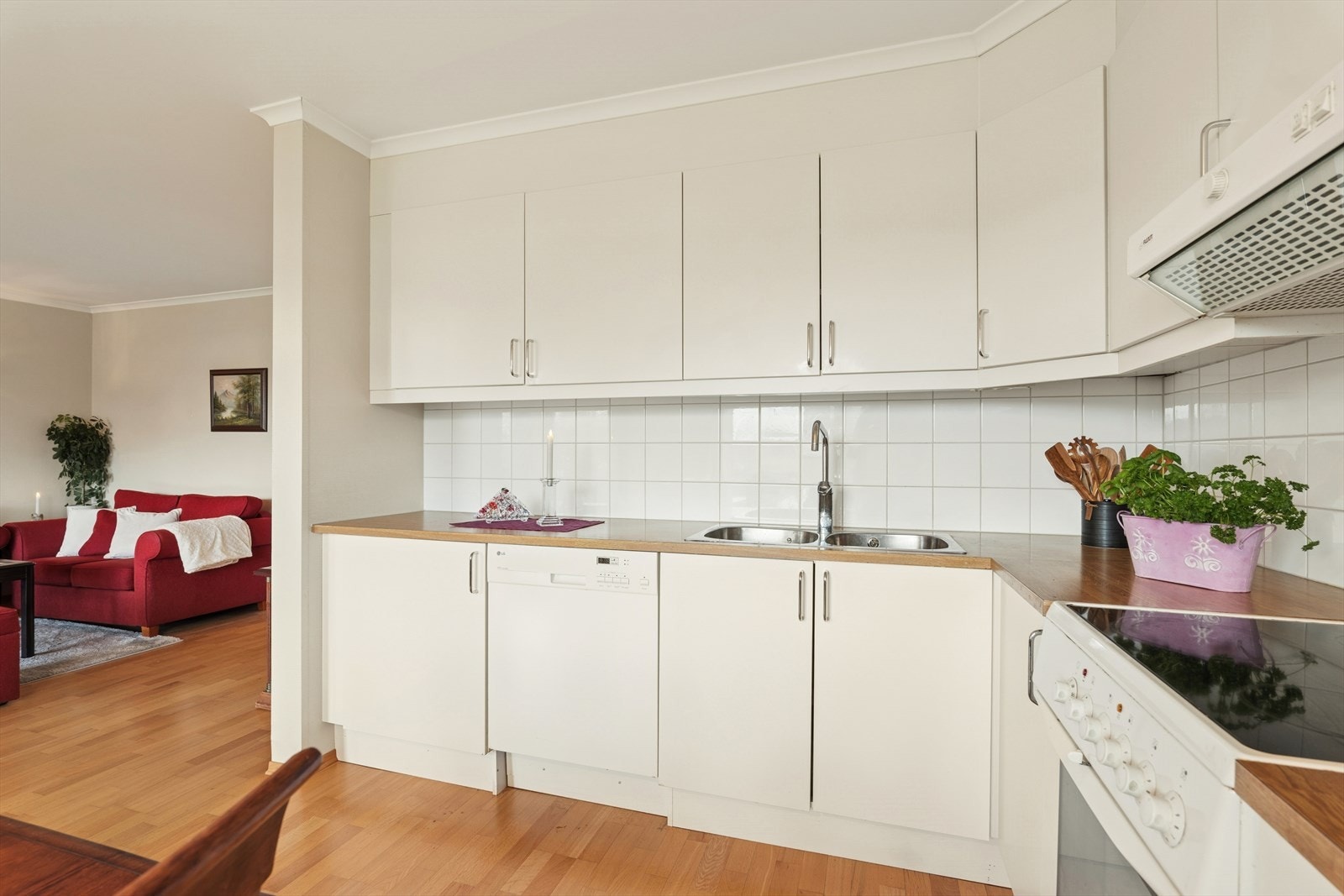 Det er godt med benke- og skapplass. Galleribilde