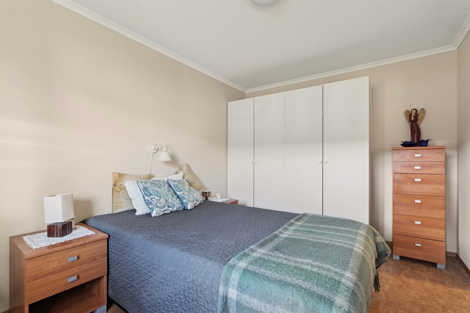 Hovedsoverommet har god plass til dobbeltseng og tilhørende møblement. Galleribilde