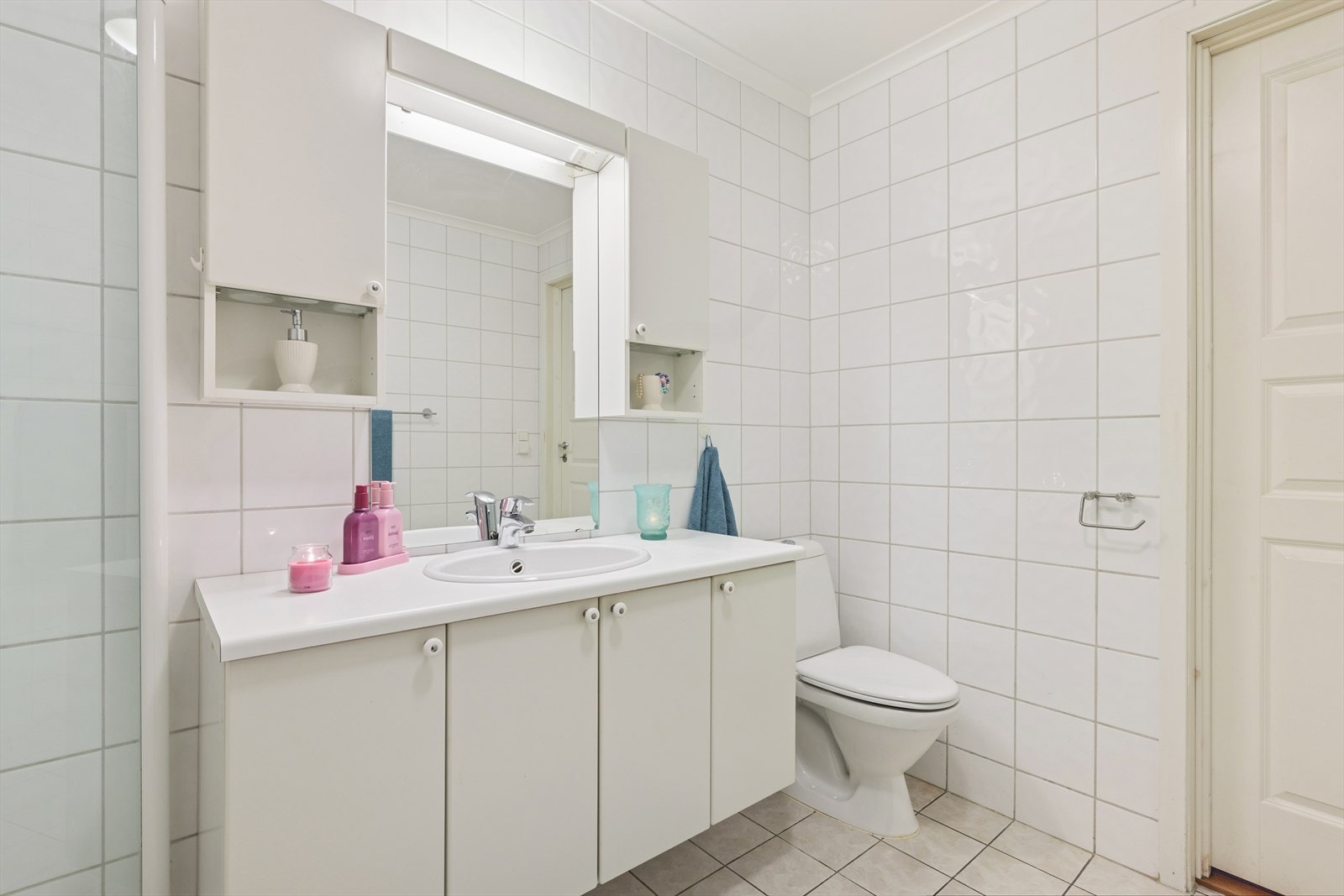 Badet er fra 2006 og er kombinert med vaskerom. Overflatene består av fliser på vegger og gulv, med elektriske varmekabler i gulvet. Galleribilde