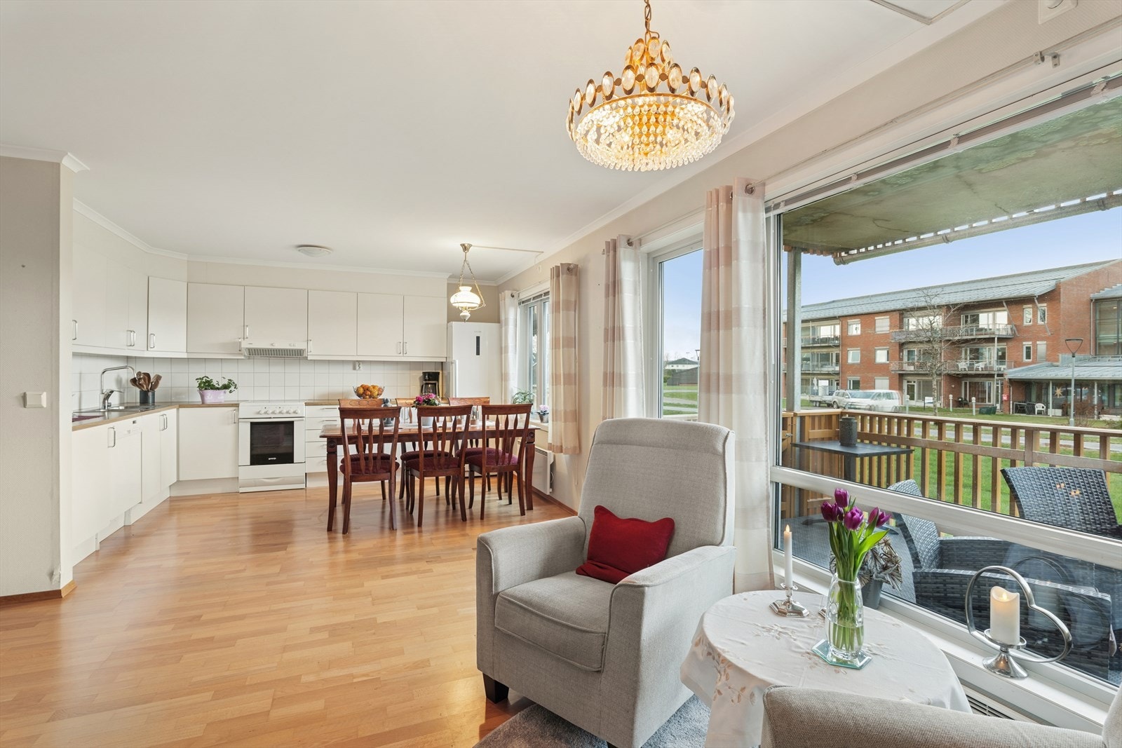 Det er god plass til spisebord på kjøkkenet. Galleribilde