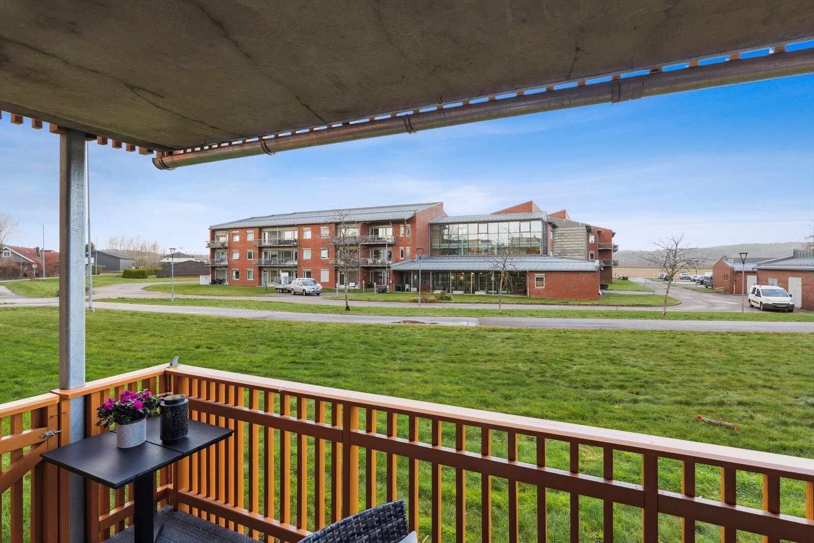 Sameiets uteområde er opparbeidet med stor gressplen, diverse beplantning og asfalterte internveier. Galleribilde