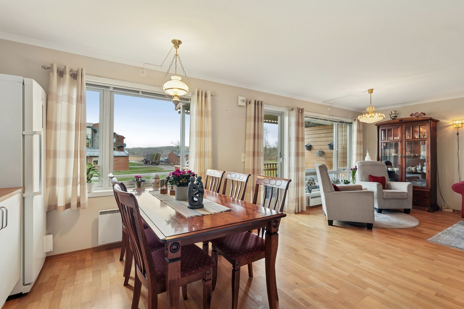 Fra stuen er det utgang til uteplassen. Galleribilde