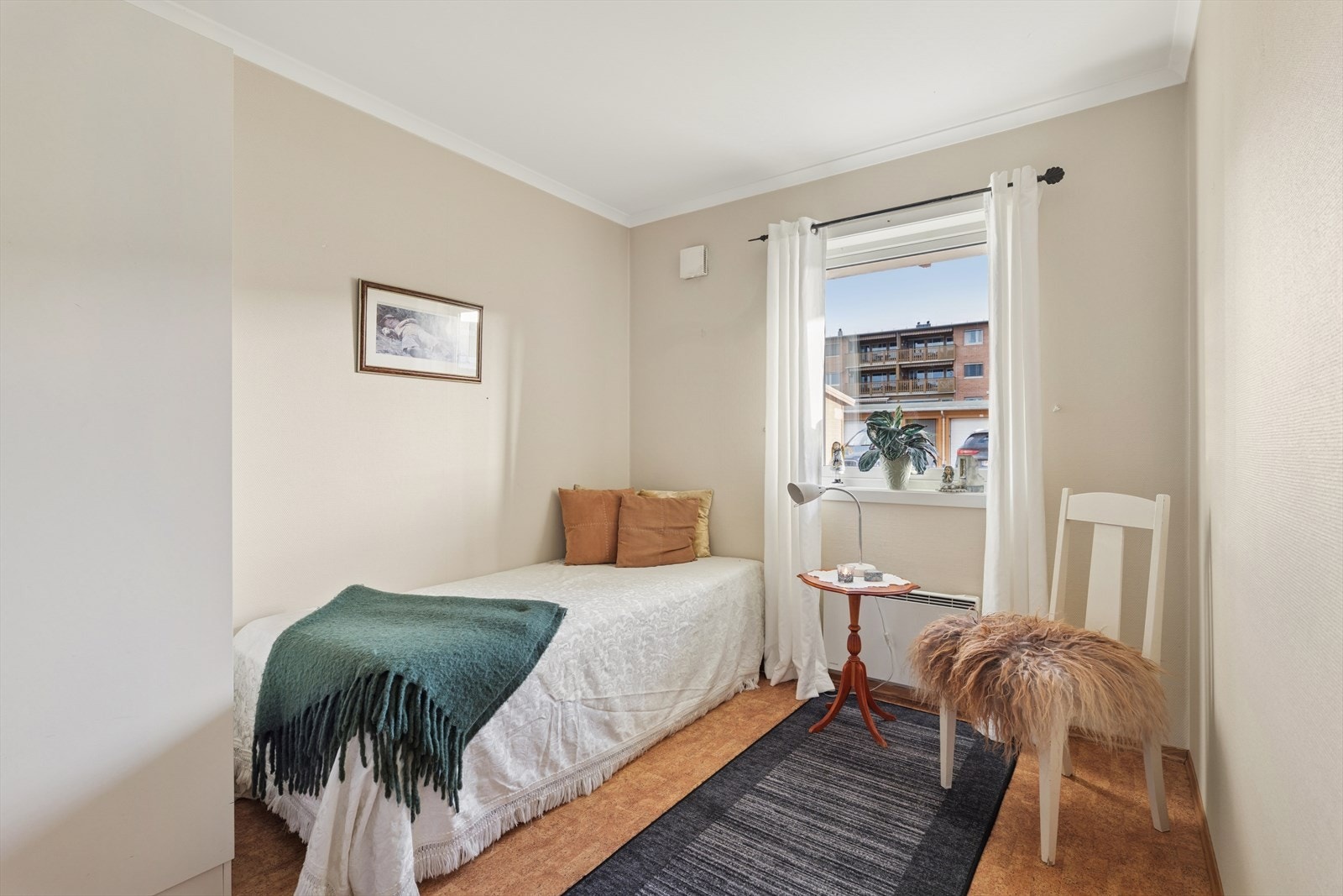 Soverom 2 er også romslig, og har plass til både seng, garderobeskap og annen ønsket møblering, f.eks skrivebord. Galleribilde