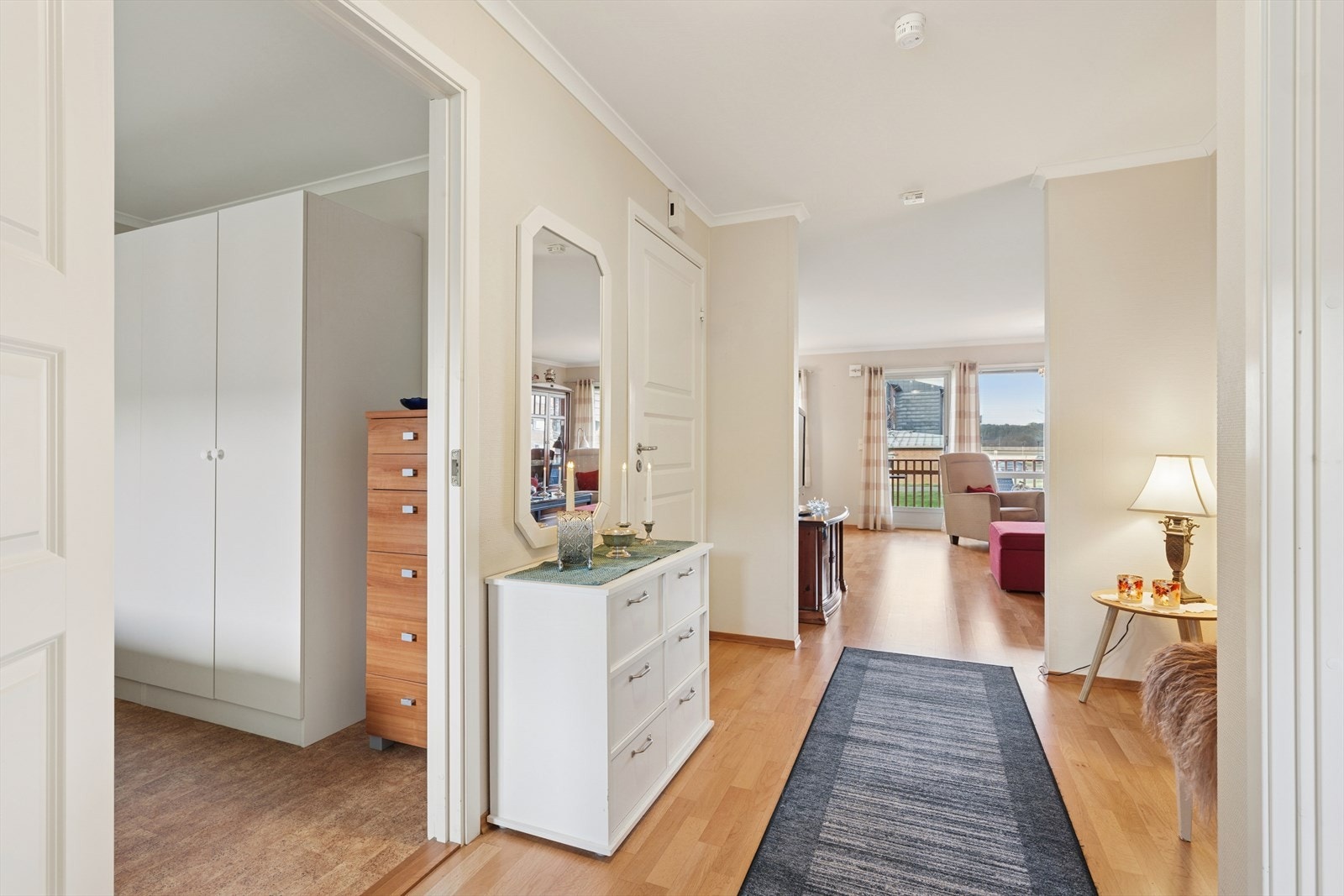 Leilighetens overflater er i hovedsak fra byggeåret i 2006. Galleribilde