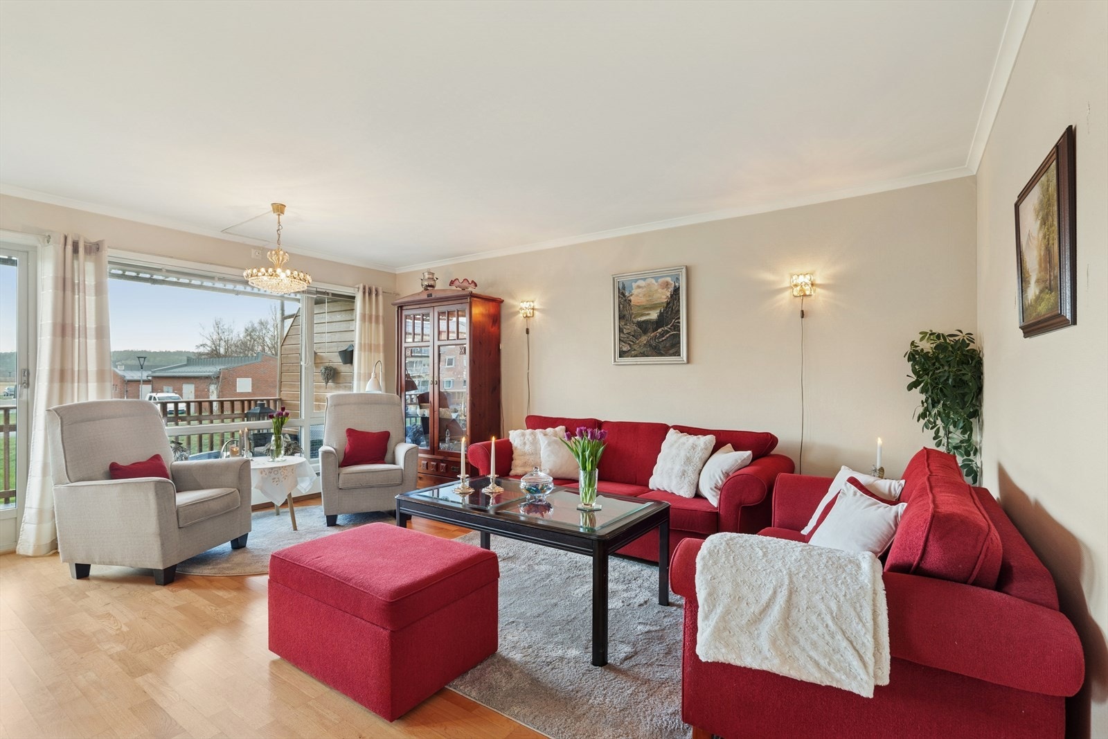 Stuen har gode lysforhold fra de store vindusflatene. Galleribilde