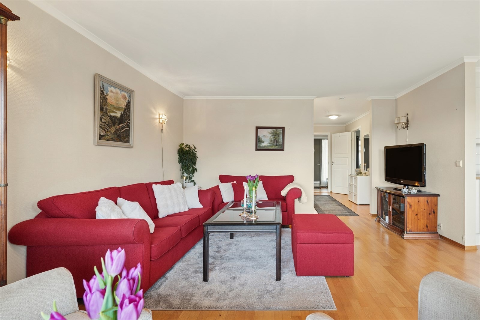 Det er god plass til en romslig sofagruppe. Galleribilde