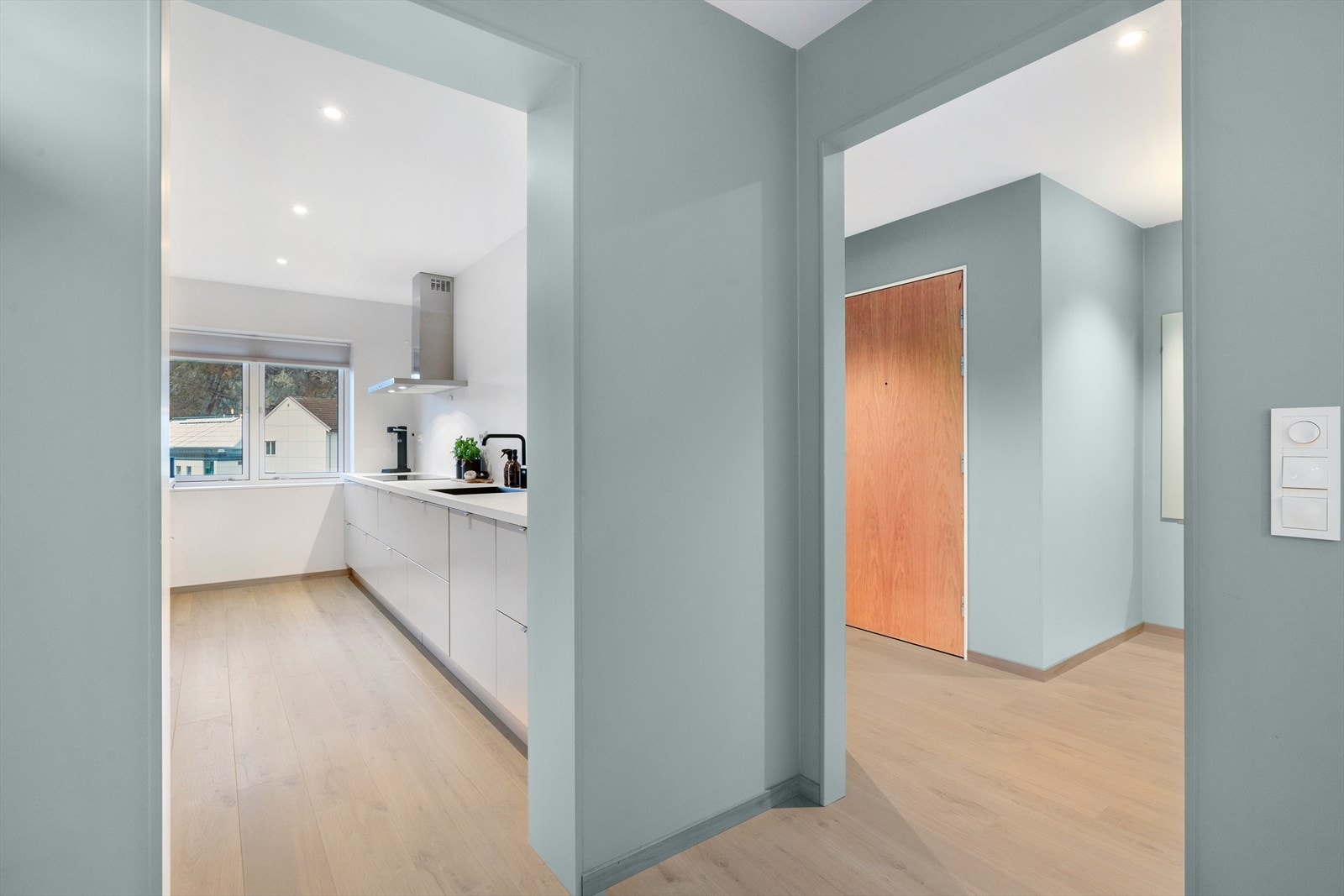 Og fra stuen har man direkte forbindelse til kjøkken. Galleribilde