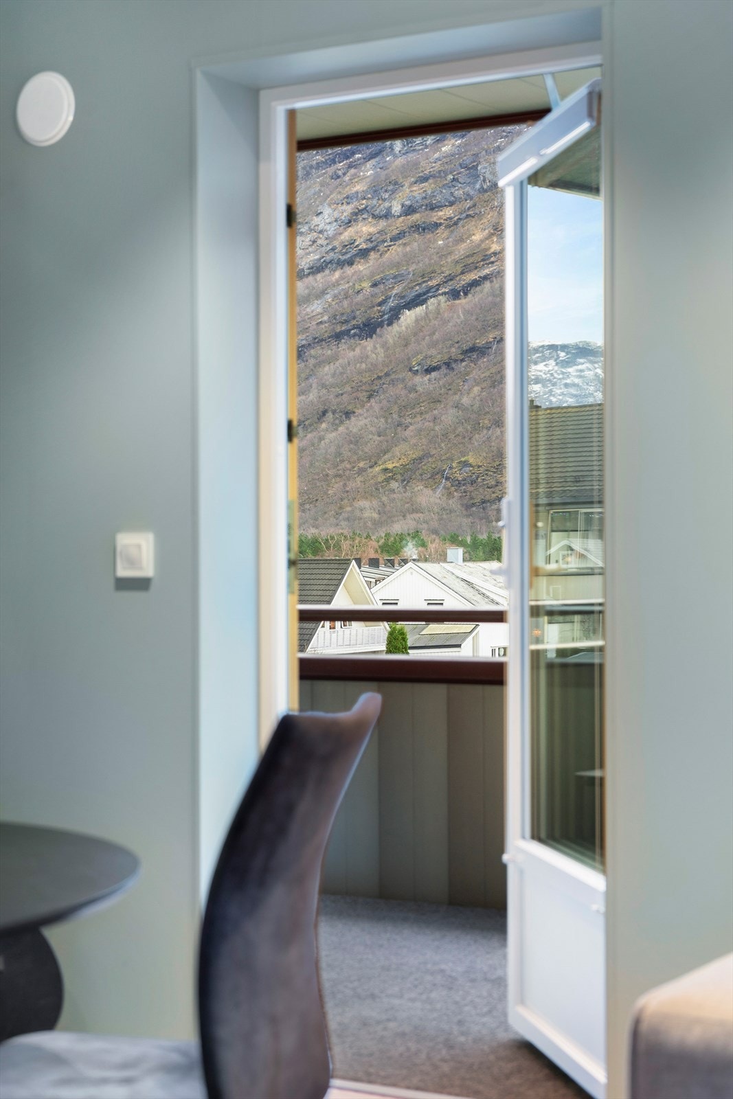 Utgang til balkong gir enkel tilgang til uteområdet med utsikt mot fjellene. Galleribilde