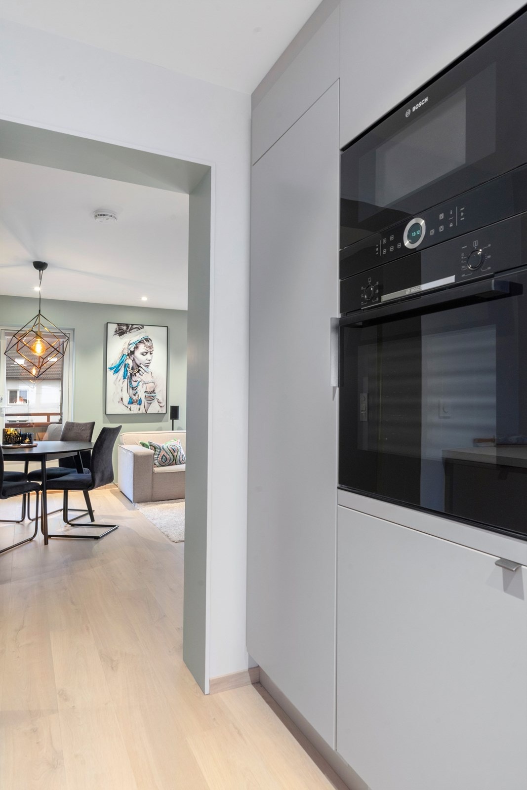 Integrerte hvitevarer i kjøkkenet gir en praktisk og ryddig arbeidsflate. Galleribilde