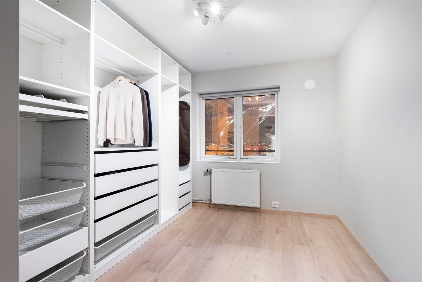 Soverom 2 med stor, åpen garderobeløsning montert. Galleribilde