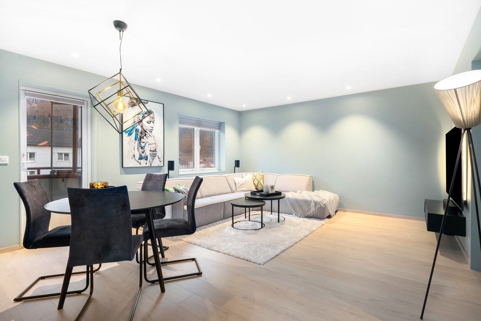 Store vinduer i stuen gir godt med naturlig lys og utsikt mot nærområdet. Galleribilde