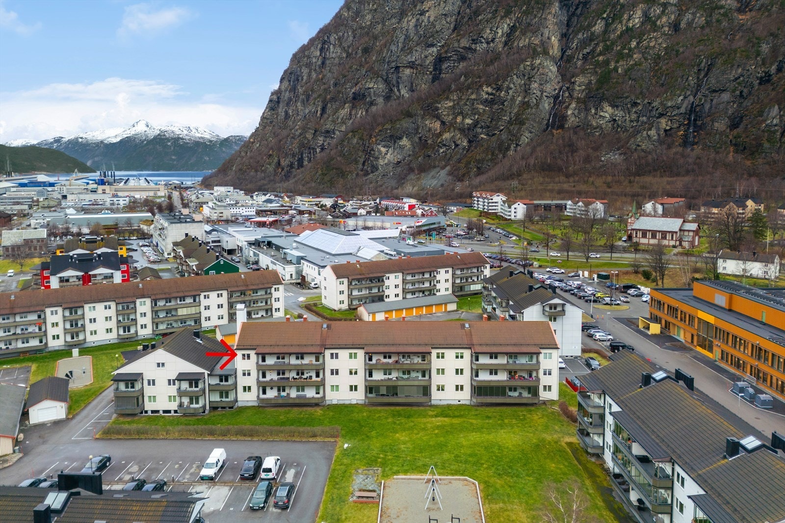 Fra leiligheten er det kort vei til både sentrum og naturskjønne omgivelser. Galleribilde