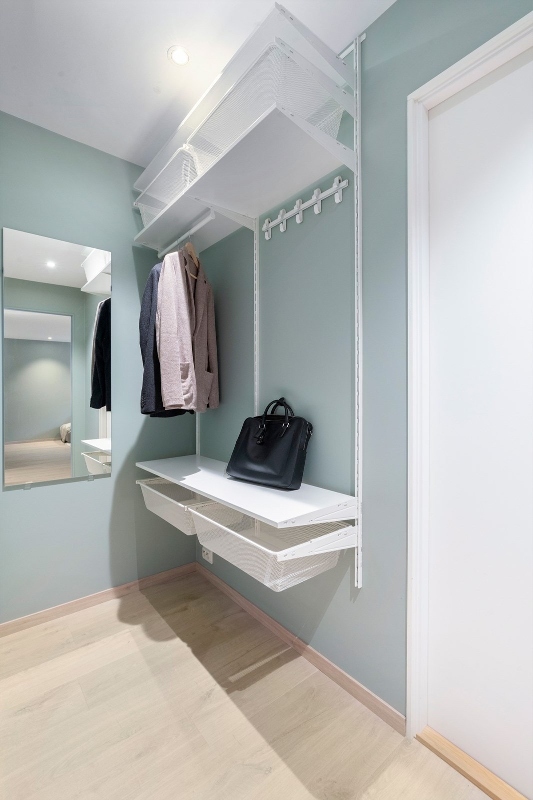 Åpen garderobeløsning med hyller og knagger gir effektiv oppbevaring. Galleribilde