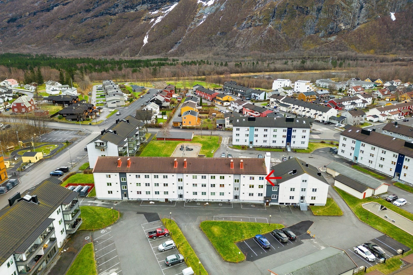 Boligområdet har gode parkeringsmuligheter og nærhet til lokale fasiliteter. Galleribilde