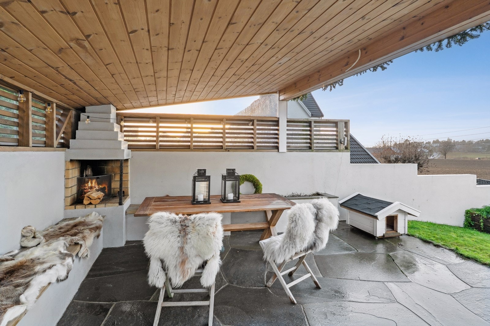 Tomten er pent opparbeidet og byr på flotte uteområder som inviterer til både avslapning og sosialt samvær. Galleribilde