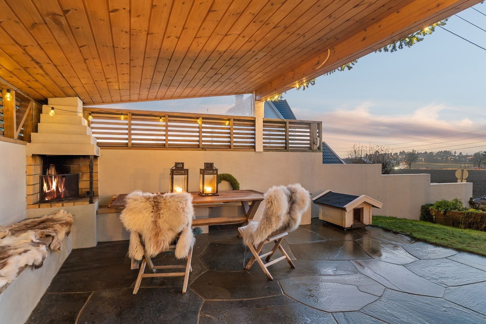 Ett av høydepunktene i det solrike uteområdet er denne store skiferbelagte terrassen med pergola og peis - direkte adkomst til terrasse fra ungdomsstue samt fra kjøkken / spisestue Galleribilde