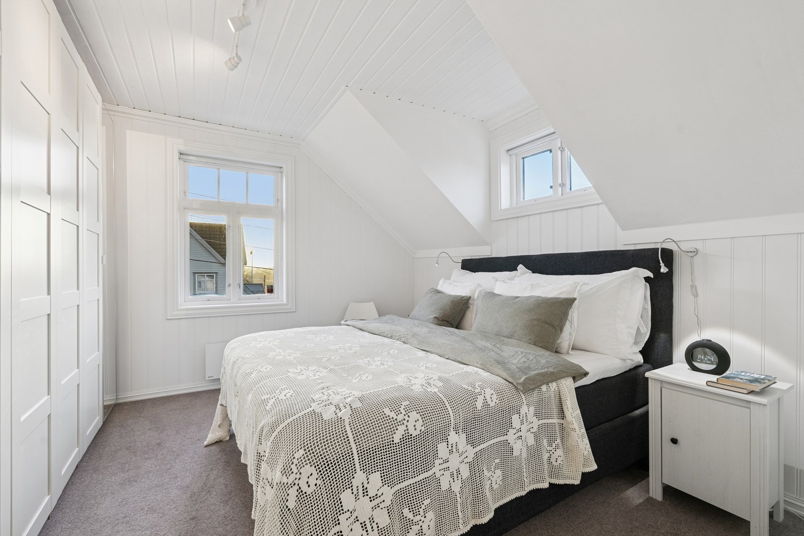 I hovedsoverommet er det rikelig med garderobeskap samt plass til stor dobbeltseng og nattbord Galleribilde