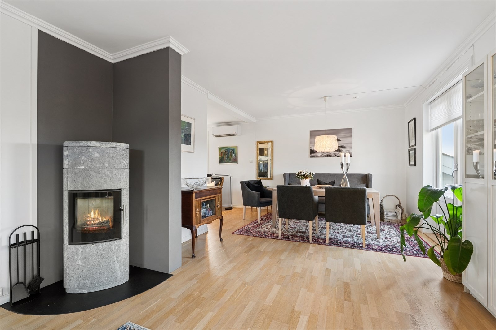 Den lyse og lekre spisestuen og stuen vender mot syd og vest og har rikelig med plass for flere sittegrupper - utgang til terrasse og hage - lekker kleberstensovn - renovert pipeløp Galleribilde