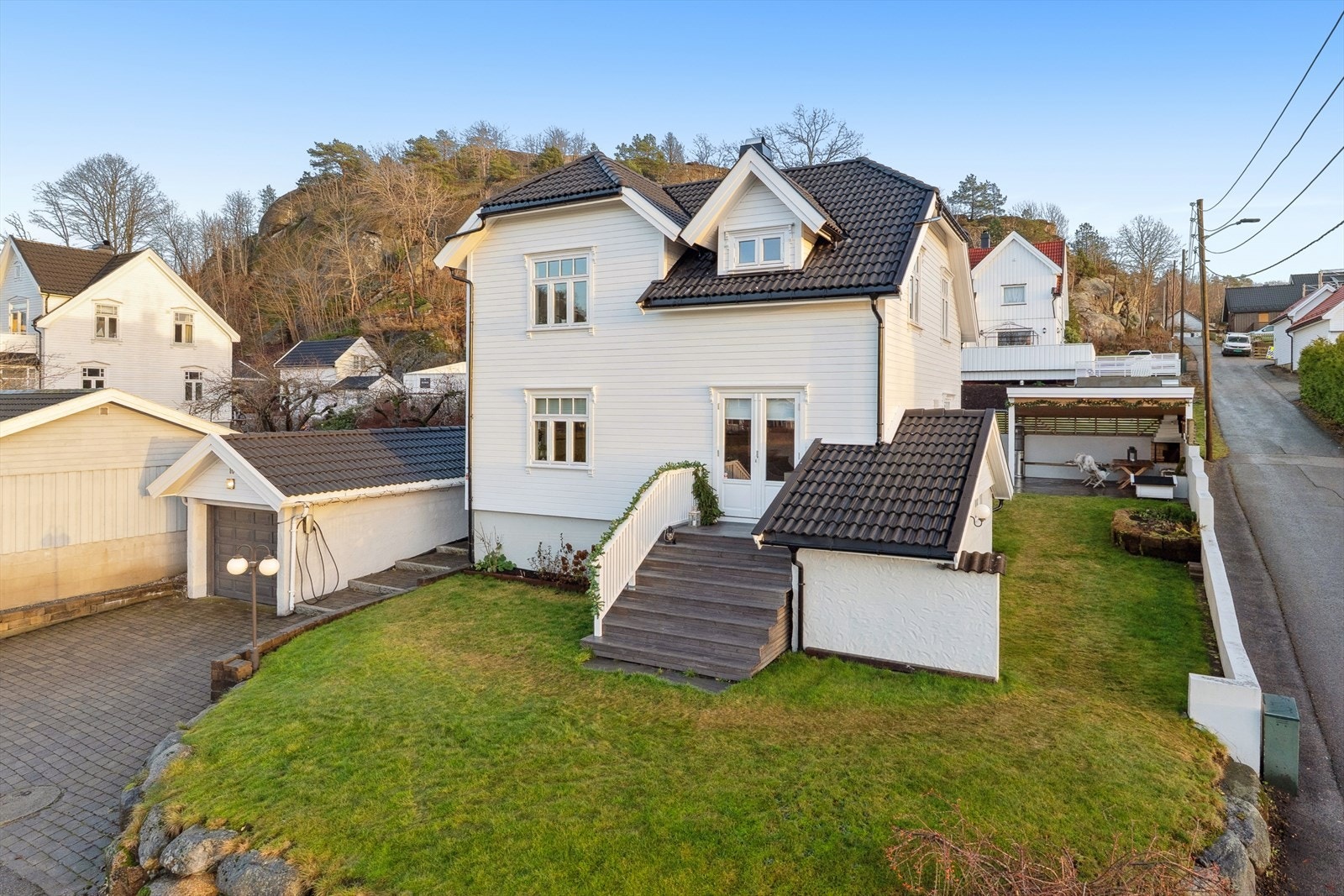 I Viriklia 10 bor dere i blindvei, med gangavstand til både skoler og barnehager, samtidig som det er gangavstand via Hjertnesskogen til sentrum med et rikt utvalg av butikker, kaféer og servicetilbud Galleribilde