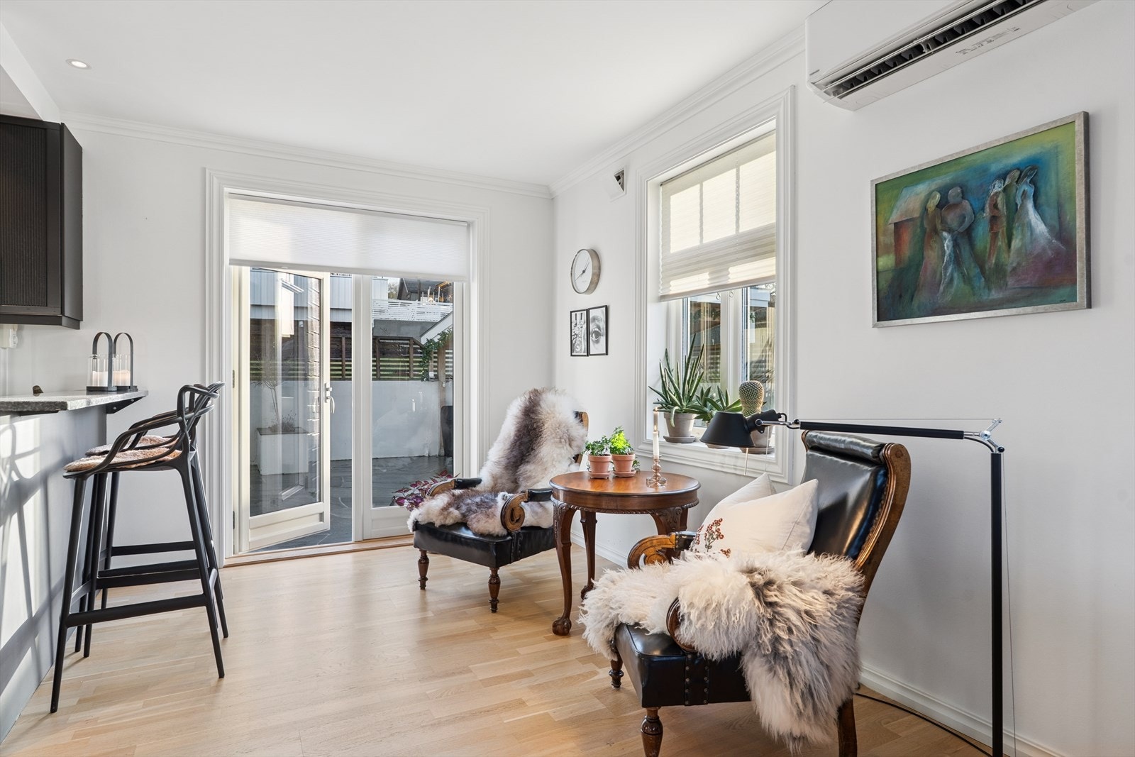 Velkommen inn! Fra den skiferbelagte terrassen kommer dere enkelt inn i kjøkkensonen og stuene - perfekt planløsning som binder ute- og innemiljøet sammen Galleribilde