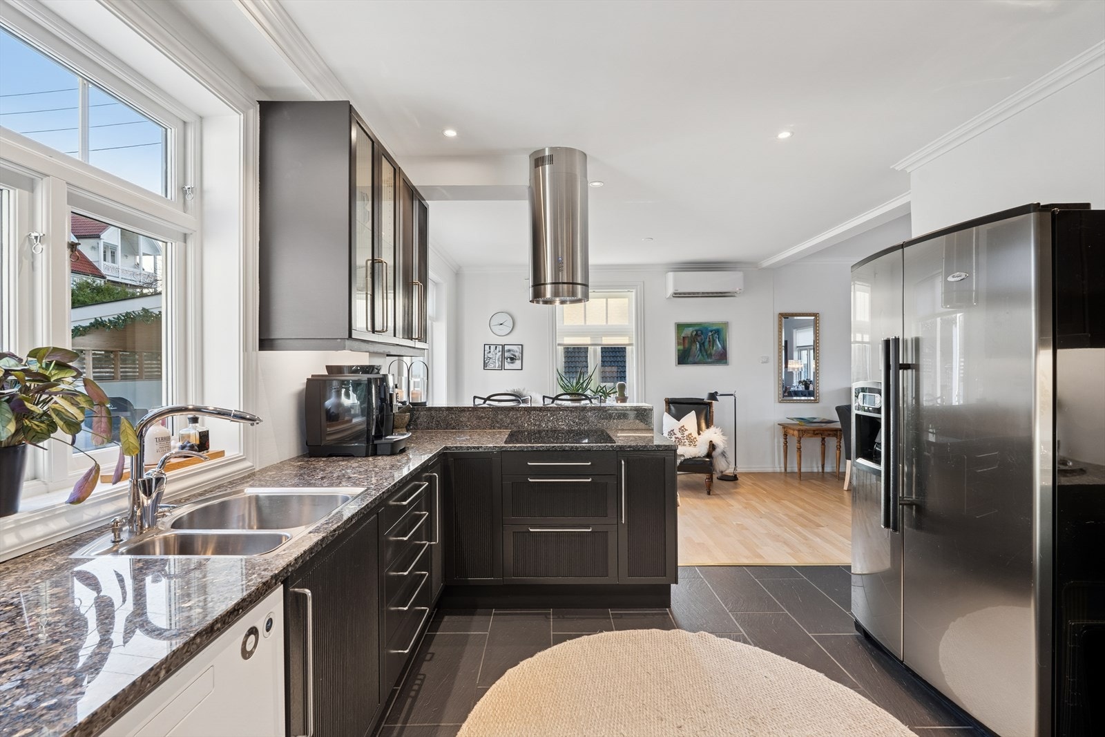 Kjøkkenet er utstyrt med integrert stekeovn, platetopp og oppvaskmaskin, samt frittstående kjøl og frys med isbitmaskin Galleribilde