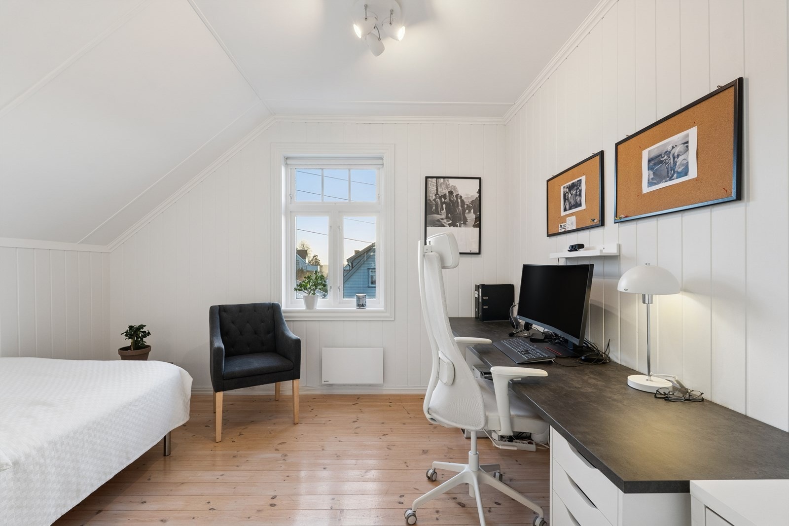 I det tredje soverommet kan det enkelt møbleres med seng og skrivebord, alternativt med dobbeltseng på tvers av rommet Galleribilde