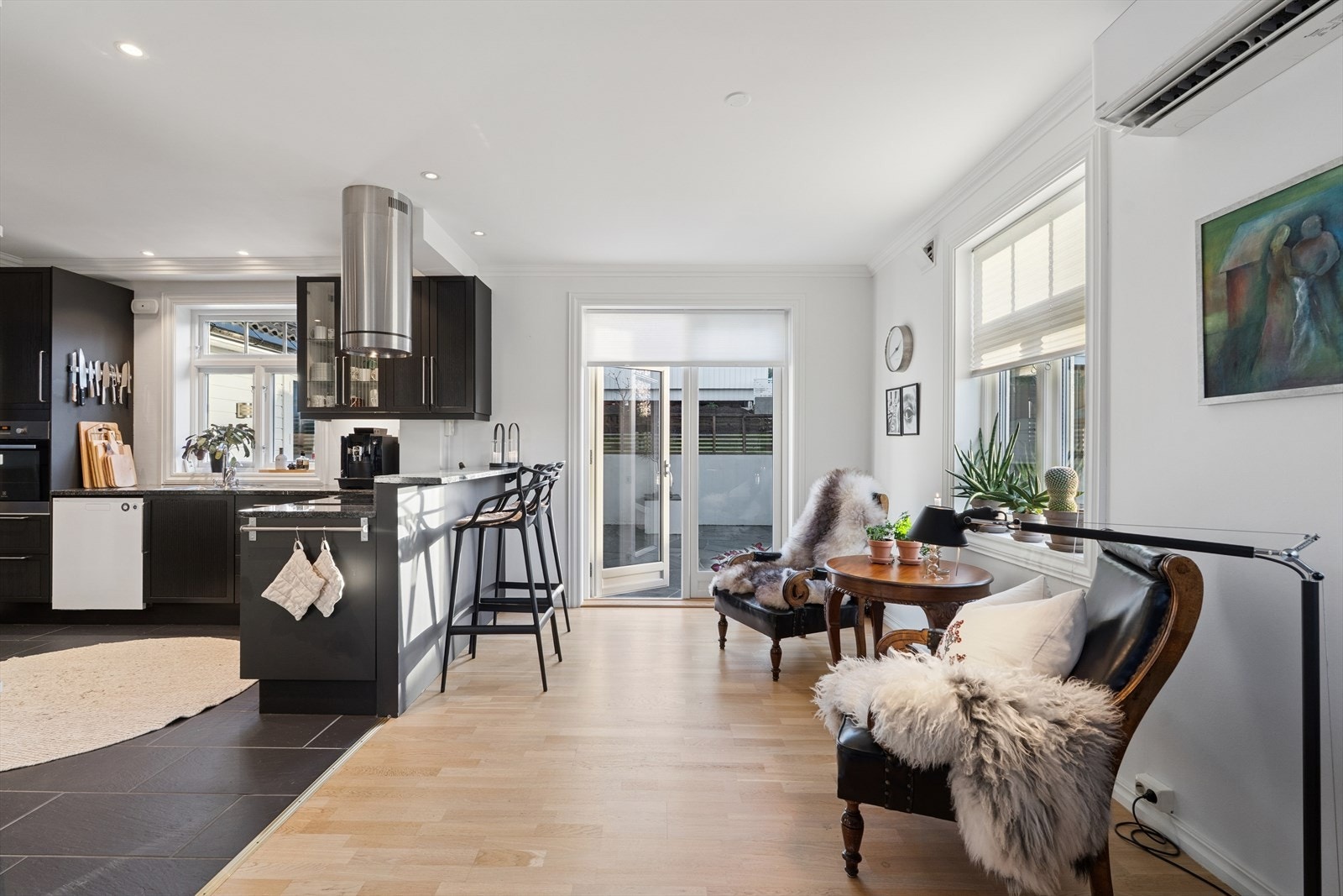 Kjøkkenet har en moderne og delikat innredning med folierte skrog, mørke profilerte fronter og benkeplate i granitt, som gir et meget elegant og tidløst uttrykk. Galleribilde