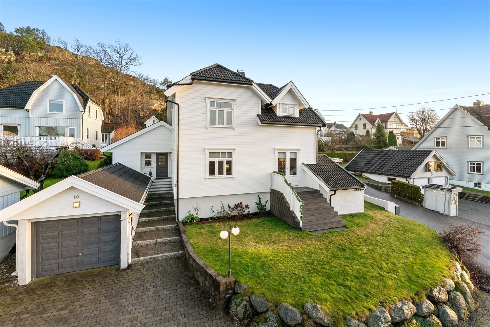 Eiendommen ligger i et rolig og veletablert område, med en perfekt kombinasjon av fredelige omgivelser og sentral beliggenhet. Galleribilde