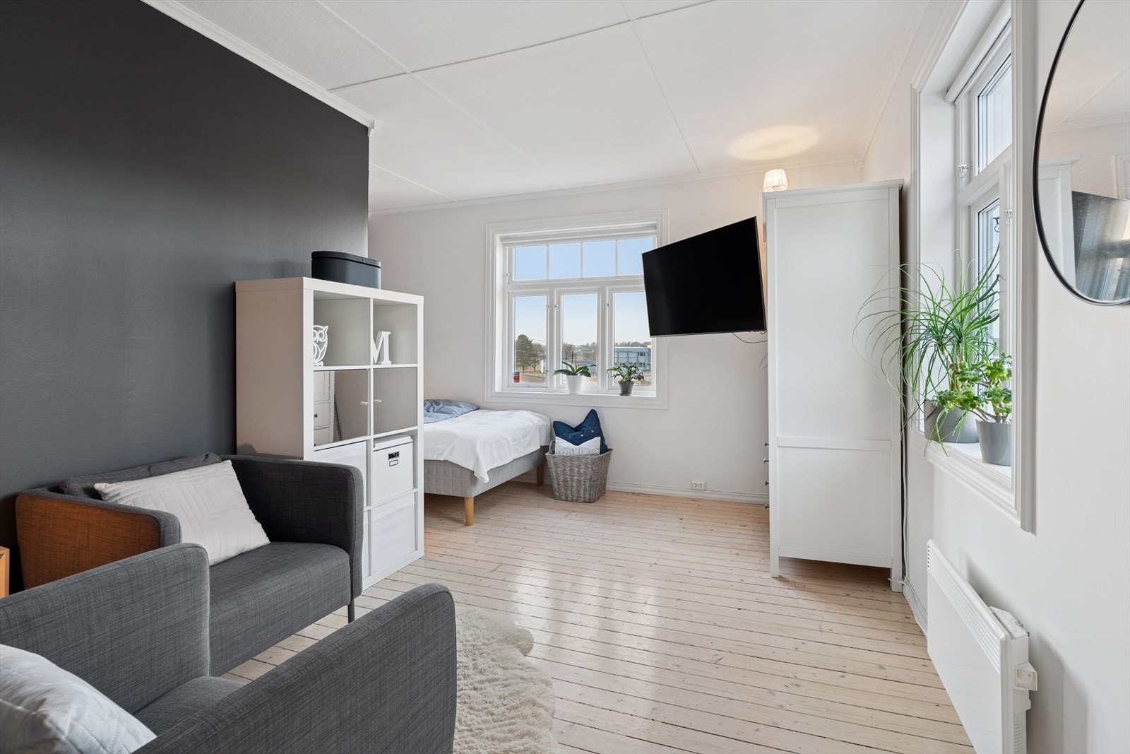 Her tror vi det blir kamp om hvem som får dette lekre hjørnerommet! Lyst og vakkert med plass til sittegruppe, garderobe og sengemøbel Galleribilde