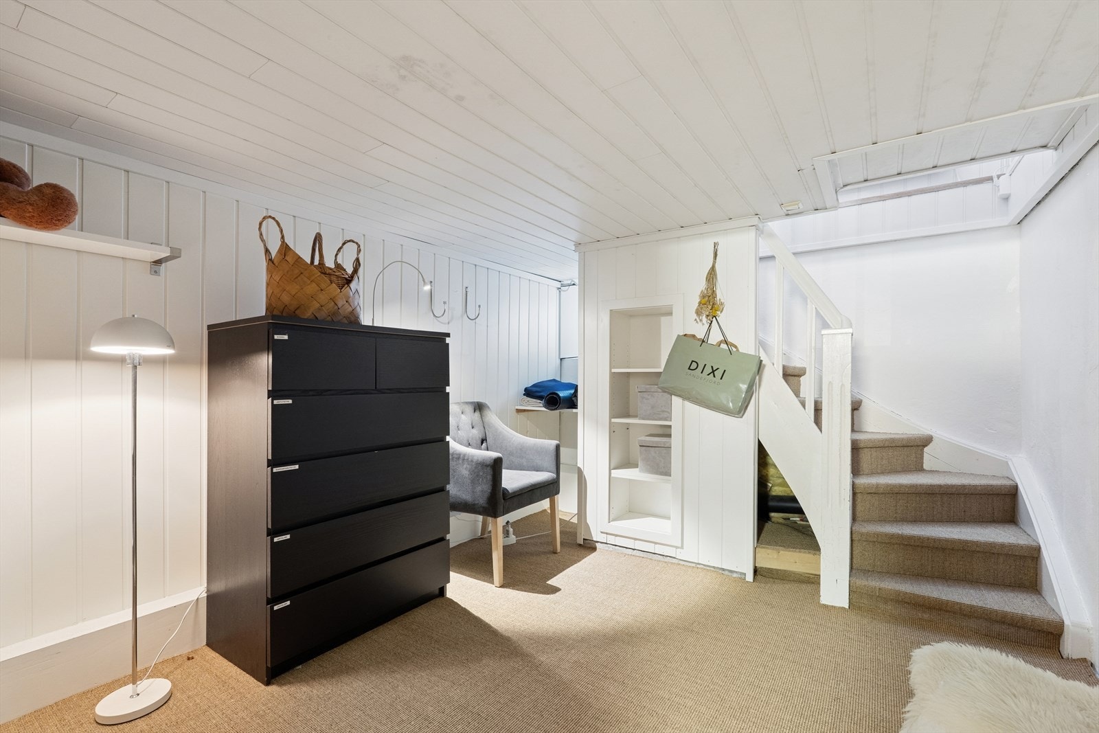 I kjelleren er det rikelig med bonusrom som ikke er oppmålt grunnet takhøyde under 1.90m - kjelleren byr på rikelig med oppbevaringsplass i boder samt et stort vaskerom Galleribilde