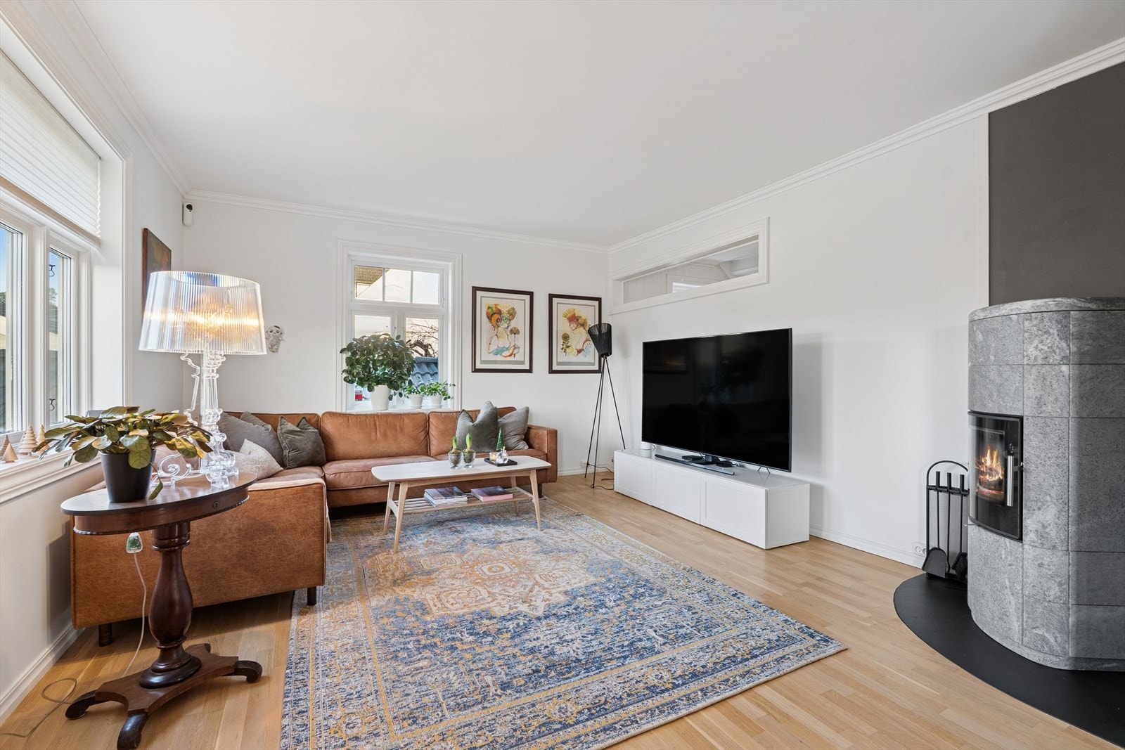 I stuedelen er det rikelig med plass til både sofagruppe og lenestoler med tilhørende medialøsning Galleribilde