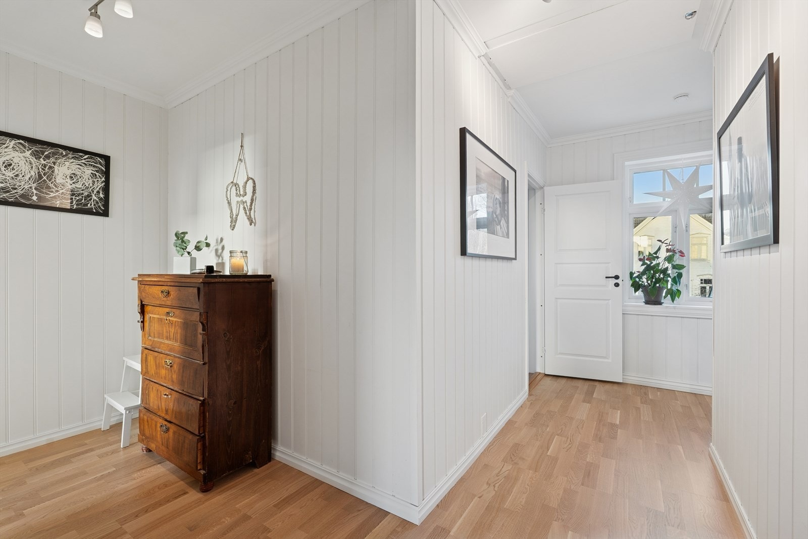 Gulvet i gangen ble avrettet i 2025 og det ble samtidig lagt ny og delikat parkett Galleribilde