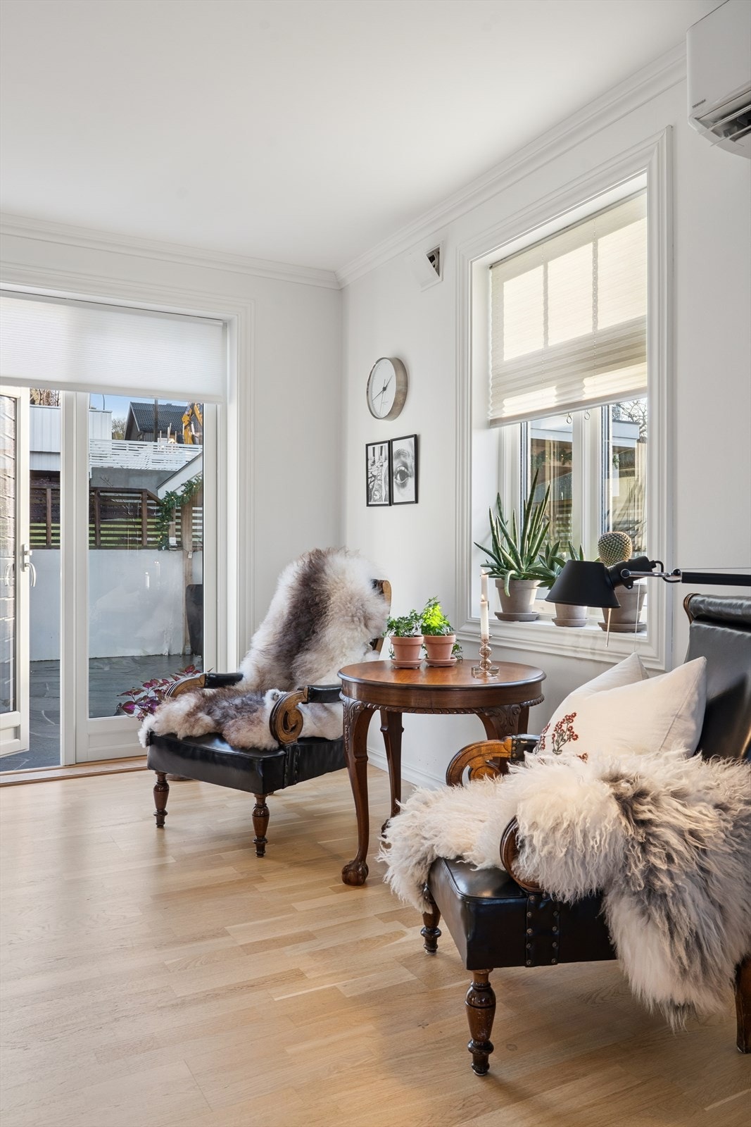 I boligen er det enestående atmosfære kombinert med påkostede materialvalg og innredninger - her kan dere flytte rett inn! Terrassedør fra 2022 Galleribilde